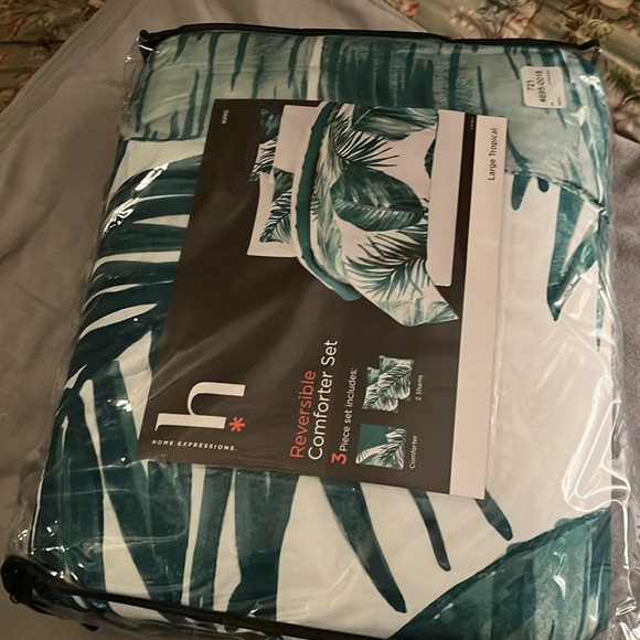 New.  King size reversible comforter set - Picture 5 of 6